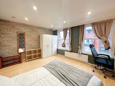 3 ROOMS- Surrey Quays!  Main Photo