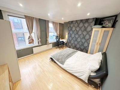 3 ROOMS- Surrey Quays!  Main Photo