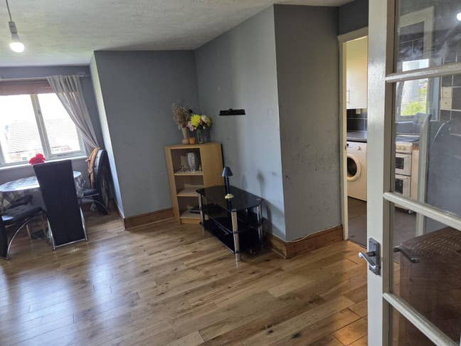 3rd floor , two bed flat ready to be rented Main Photo