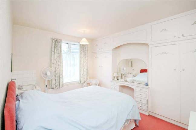 🏡 Spacious Double Room – 5 Minutes to Gants Hill  Main Photo
