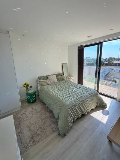 Room with en-suite and balcony to rent in SW19  Main Photo