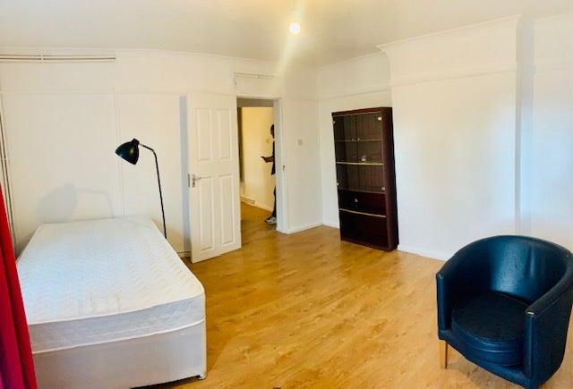 Hackney, E2, Newly Refurbished 2 Bedroom Apartment Main Photo