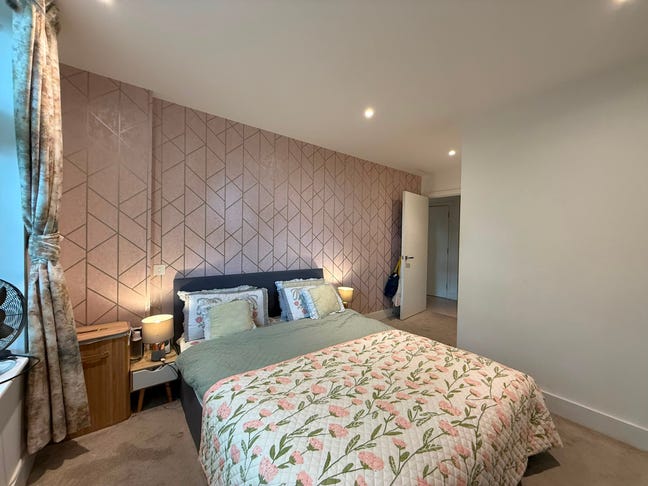 En-suite in stunning N7 flat · bills included Main Photo
