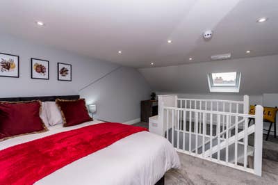 2 ROOM LEFT -  Nr Thames Valley Park Main Photo