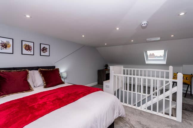 2 ROOM LEFT -  Nr Thames Valley Park Main Photo