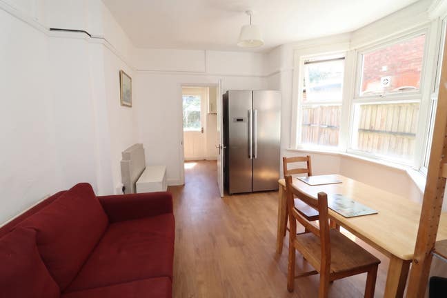 Room in N22 - Living & garden + 2 bathrooms!! Main Photo