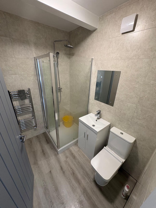 En-suite Double Bedroom -Southall Lady Margaret Rd Main Photo
