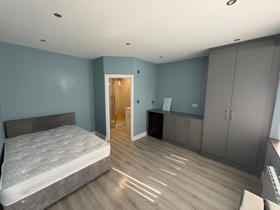En-suite Double Bedroom -Southall Lady Margaret Rd Main Photo