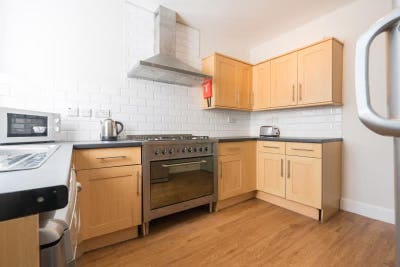 1 double bed room! (7 bed house 3 boys & 3 girls)  Main Photo