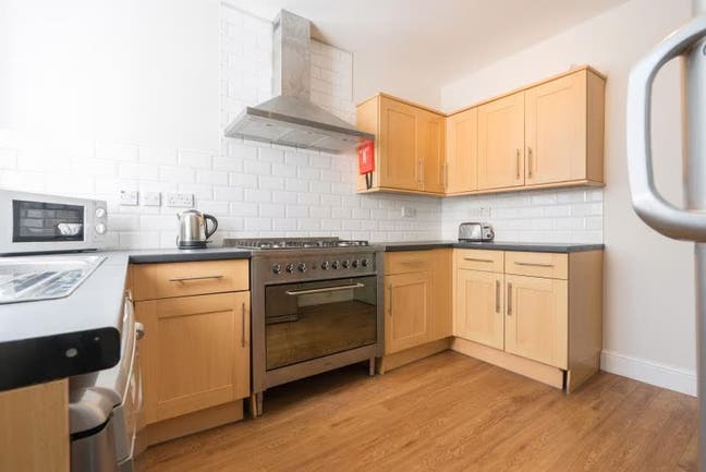 1 double bed room! (7 bed house 3 boys & 3 girls)  Main Photo