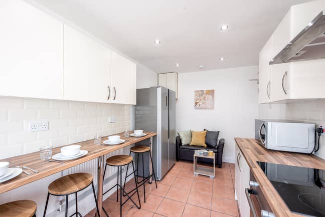 6 Bed House near Luton Airport Main Photo