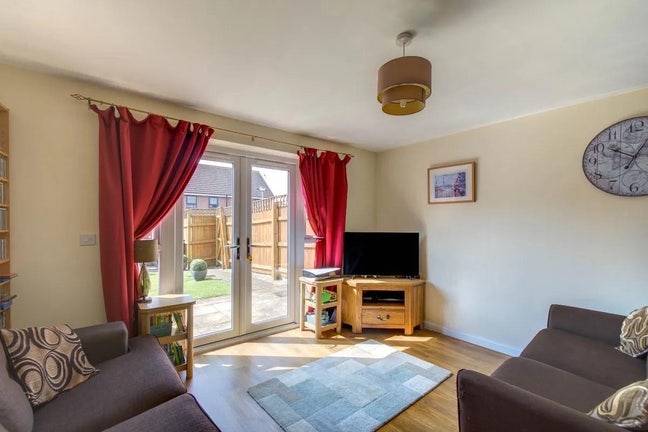 Two bedroom semi dettached house Main Photo