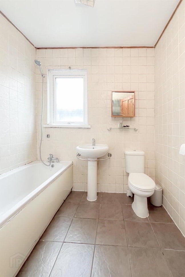 I have double room or single room available  Main Photo