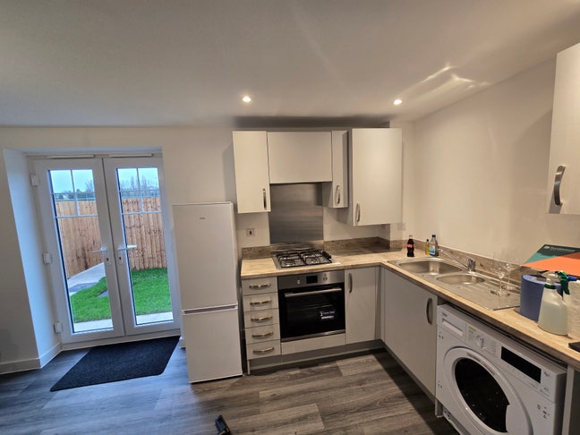 Brand New 1 Bed-Apartment/ Free parking Main Photo