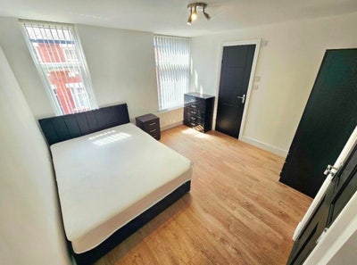 Rooms in stunning property available in July!  Main Photo