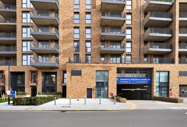 Fully furnished Large double bedroom with ensuite Main Photo
