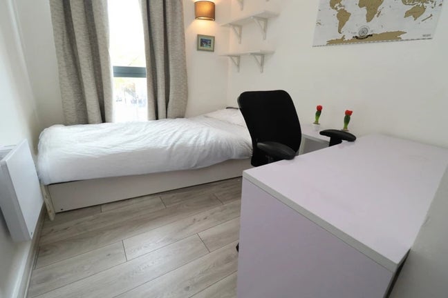 Modern Room Room in Limehouse | Move In Aug Main Photo