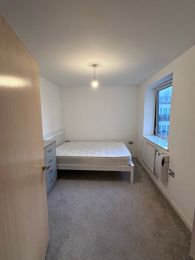 Double room w/ private bathroom available in E14! Main Photo