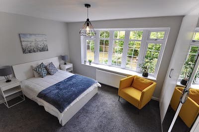 Renovated Double En-suite in Professional House  Main Photo