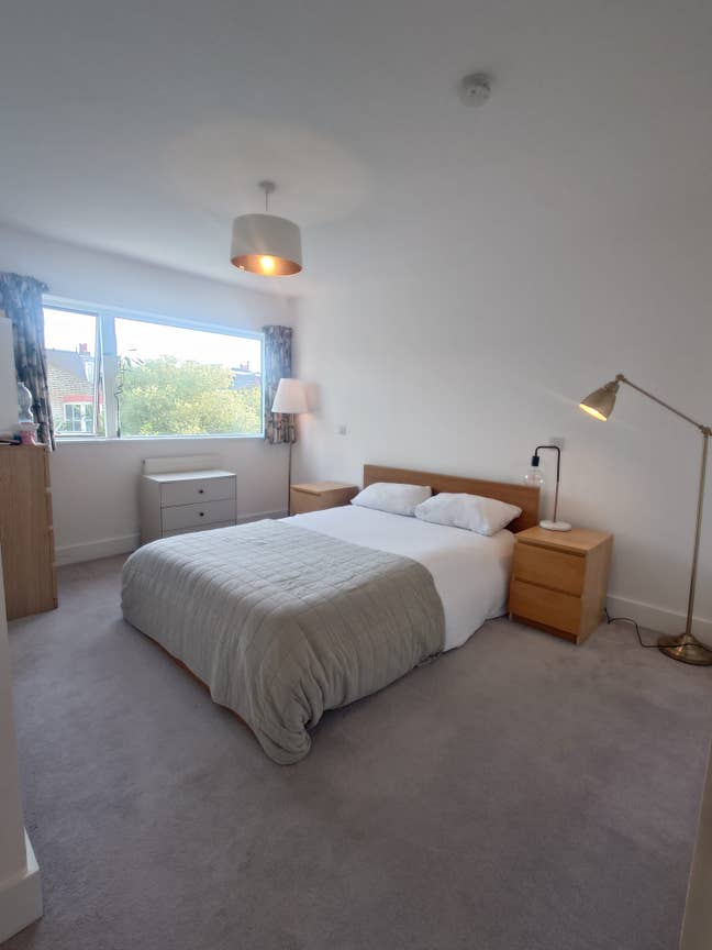 Spacious Double Room+En-Suite in Family Home Main Photo
