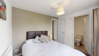 Spacious Double Ensuite very close to Hospital Main Photo