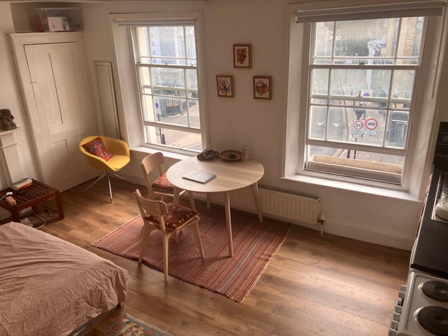 Sublet Spacious Studio-Bedsit in Central London Main Photo