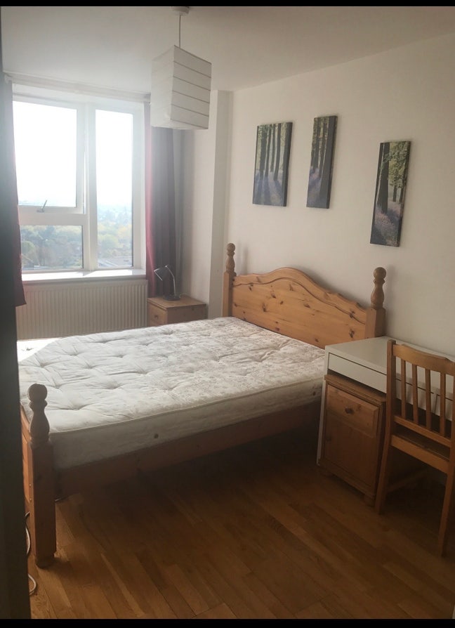 Double room in Swiss Cottage - clean, bright, warm Main Photo