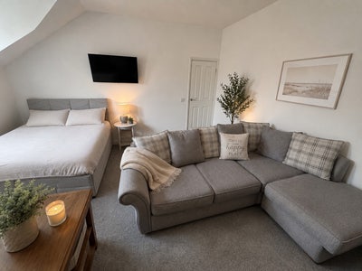 EXTRA LARGE Bedroom in Female Only Household Main Photo