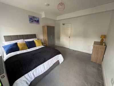 Spacious en-suite room close to city  Main Photo