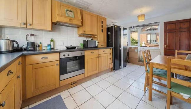 House: 3 - 5 minute walk to Custom House Station  Main Photo