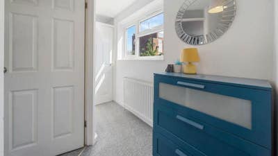 House: 3 - 5 minute walk to Custom House Station  Main Photo