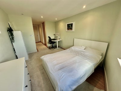 Spacious Ensuite Room | Riverside Development Main Photo