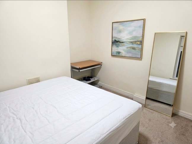 Double rooms walk to MRI professional house share Main Photo