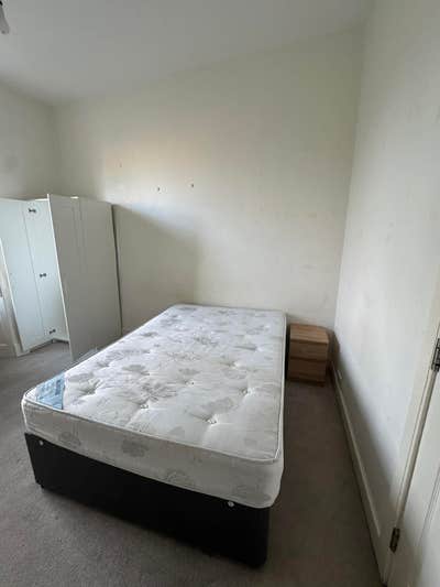 Central room available in Edinburgh flat Main Photo