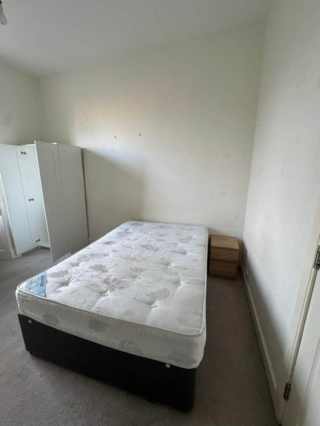 Central room available in Edinburgh flat Main Photo
