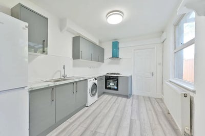 URGENT - lovely 4 bed house with garden! Main Photo