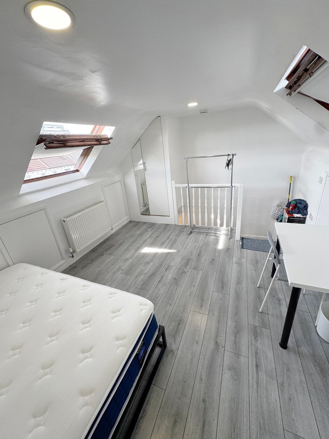 All inclusive spacious loft double room Colindale Main Photo