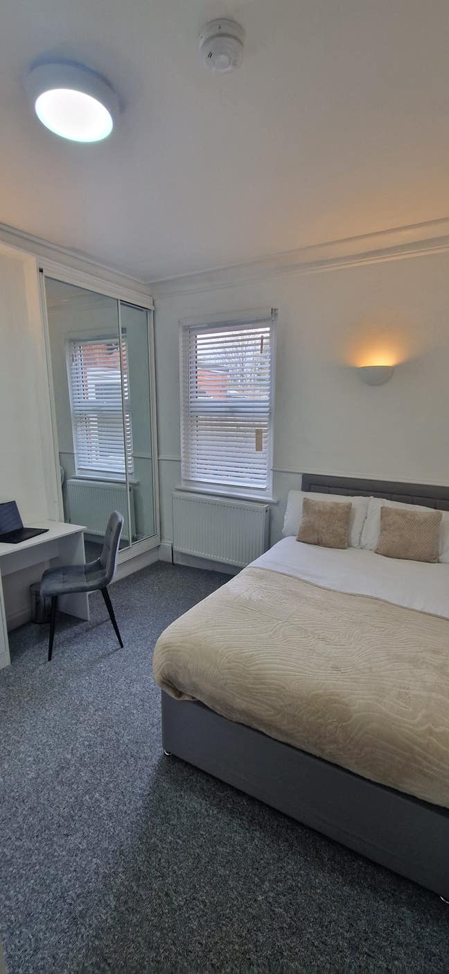 Large Double Room with Ensuite Main Photo