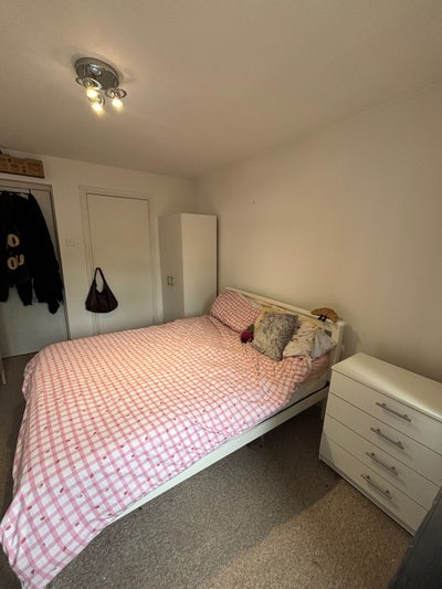 Bright Double Room in Wimbledon Main Photo