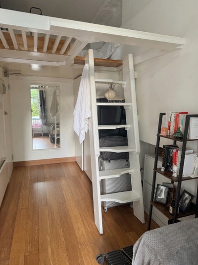 Very spacious tall ceiling studio/ bedsit  Main Photo