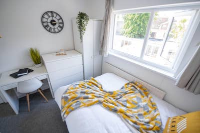 PO5 | Double Room| Castle Road Living  Main Photo