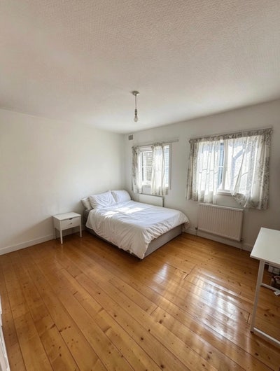 📍Bright & clean house on Old Kent Road  Main Photo