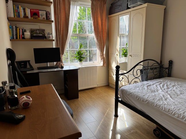 Bright Double Room in St John's Wood Main Photo