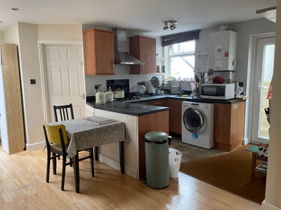 A shared refurbished bedroom available now (OX1) Main Photo