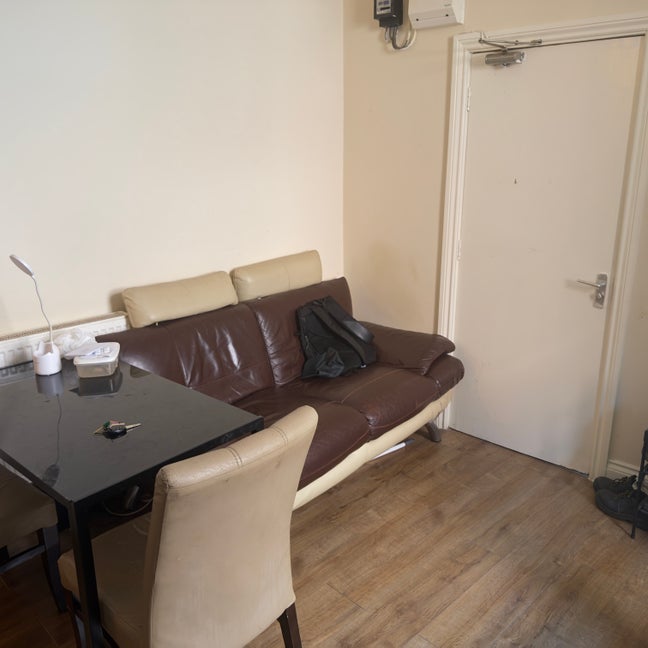 Double En-Suite Room in 2-Bed Flat – CV14AW Main Photo