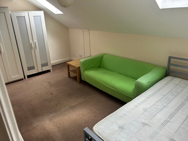Large Ensuite Room Avail Immediately Main Photo