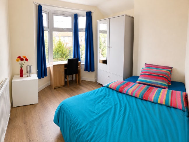 Spacious Double Room – Single Professional Only Main Photo