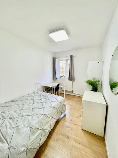 4 Amazing Rooms near Waterloo - Zone 1 Main Photo