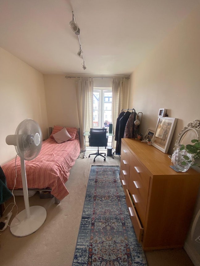 Single room in friendly 3 bed flat- Windsor Main Photo