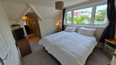 Large Double Room with Dressing Room – Bills Inc Main Photo